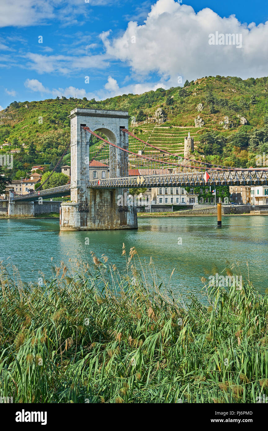 La sospensione storico ponte costruito da Marc Seguin attraverso il Fiume Rodano linking Tournon sur Rhone, Ardeche e Tain l'Hermitage, Drome. La Francia. Foto Stock
