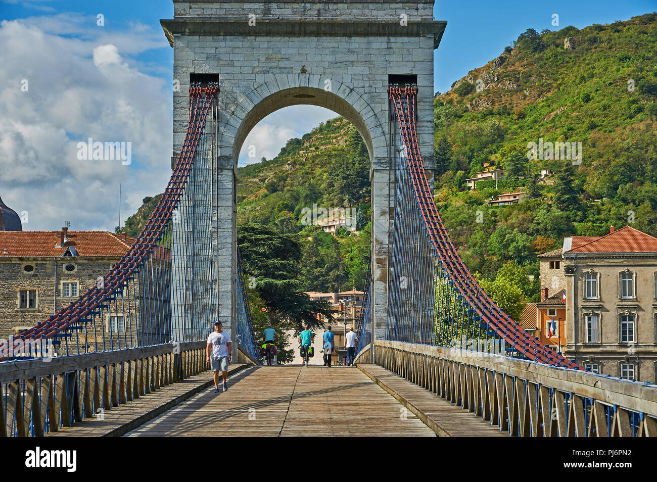 La sospensione storico ponte costruito da Marc Seguin attraverso il Fiume Rodano linking Tournon sur Rhone, Ardeche e Tain l'Hermitage, Drome. La Francia. Foto Stock