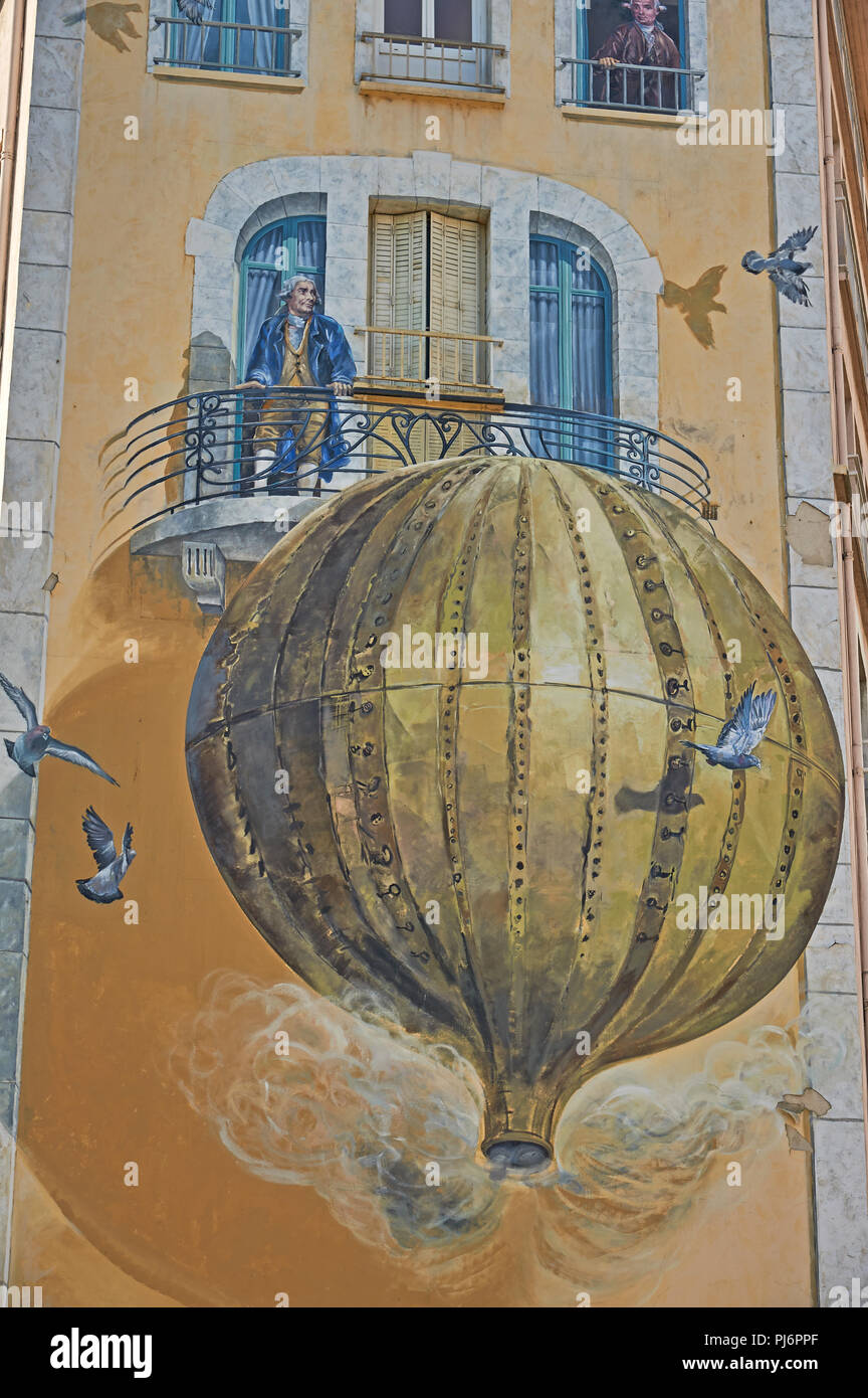 Nel mondo il primo volo in pallone aerostatico dai fratelli Mongolfier è rappresentato come illustrazione su edifici a Annonay, dipartimento Ardeche, Francia. Foto Stock