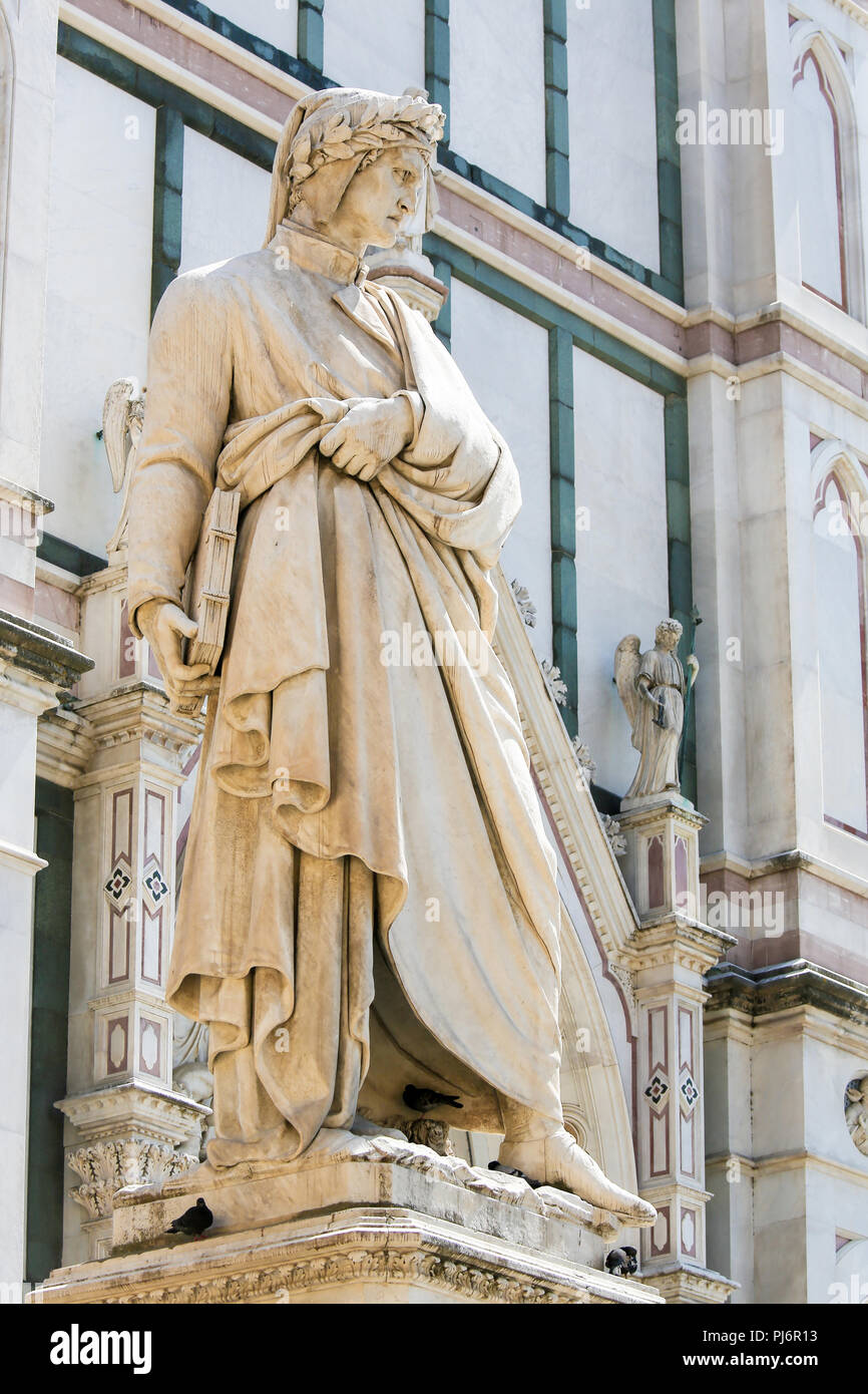 La statua del famoso poeta italiano Dante Alighieri, al di fuori della Basilica di Santa Croce a Firenze, Italia Foto Stock