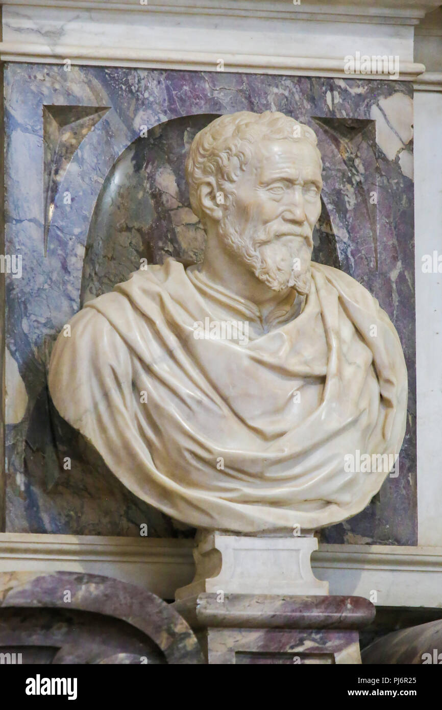 La scultura del famoso scultore rinascimentale Michelangelo presso il monumento funerario nella Basilica di Santa Croce, Firenze, Italia. Foto Stock