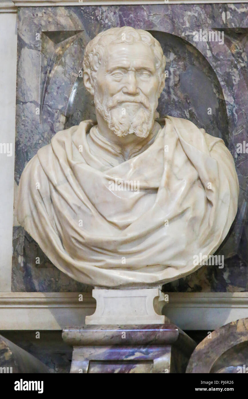La scultura del famoso scultore rinascimentale Michelangelo presso il monumento funerario nella Basilica di Santa Croce, Firenze, Italia. Foto Stock