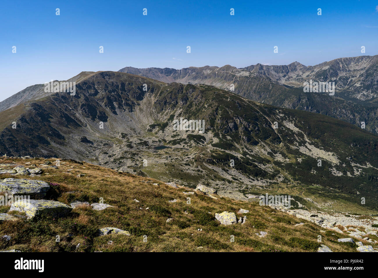 Gli appassionati escursionisti raggiungere Parangul Mare, 2519m di altitudine, durante una 3 giorni di trekking. Parangul Mare è la quarta cima più alta in Romania. Foto Stock