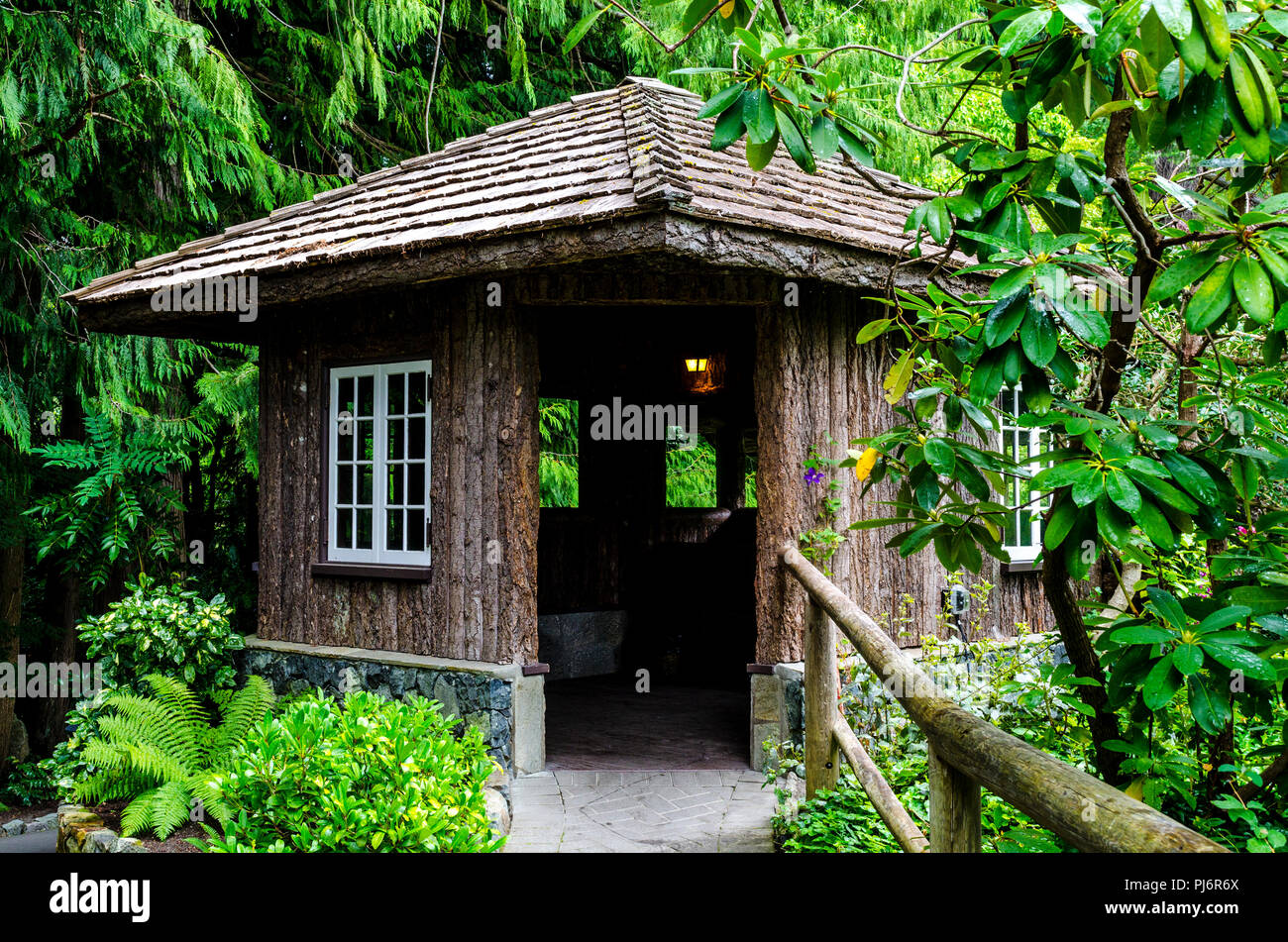 Victoria British Columbia Canada Burchart Gardens piccolo rifugio dalla pioggia Foto Stock