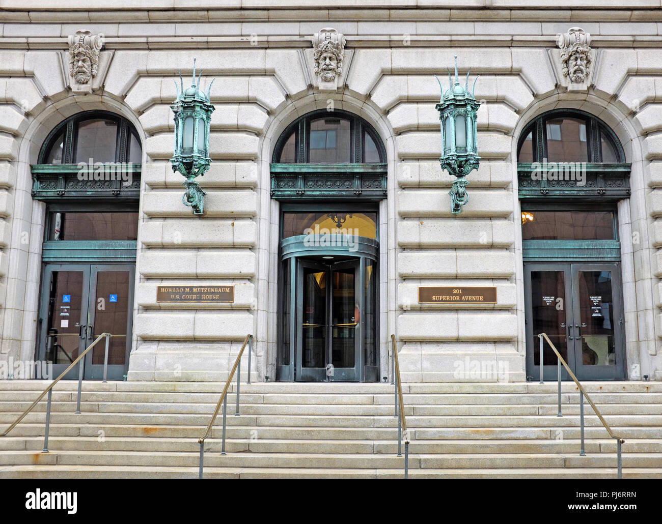 La Superior Avenue ingresso della Metzenbaum U.S. Courthouse in downtown Cleveland Ohio è stato aperto nel 1910 come il vecchio edificio federale. Foto Stock