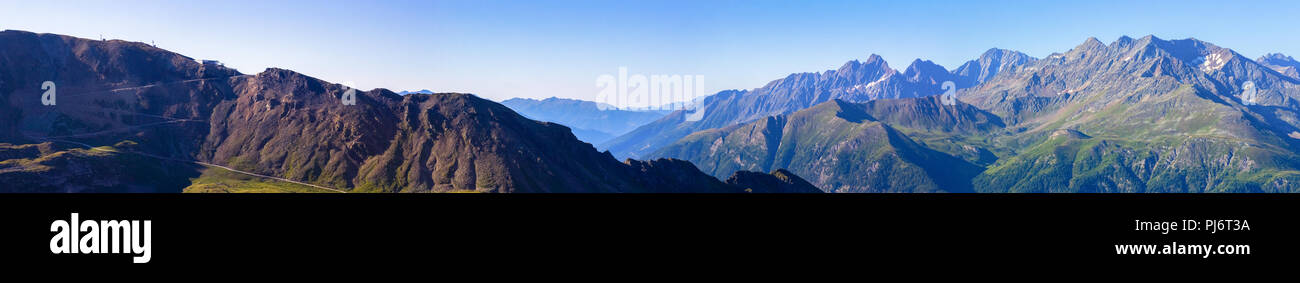 Ampia vista la mattina di un panorama dalla funivia che mostra Grossglockner, la più alta montagna in Austria Foto Stock
