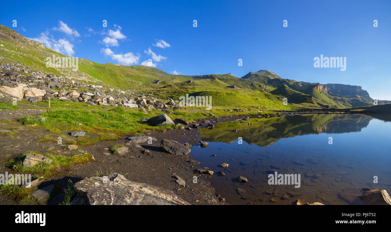 Lago di montagna di riflessione del Edelweissspitze punto di visualizzazione e il Alti Tauri Road nel Tirolo orientale Foto Stock