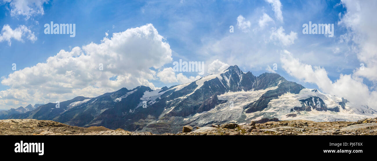 Ampia vista del Grossglockner Mountain Range con parallelo movimento di nuvole, che mostra il picco più grande dell'Austria in tutta la sua gloria Foto Stock