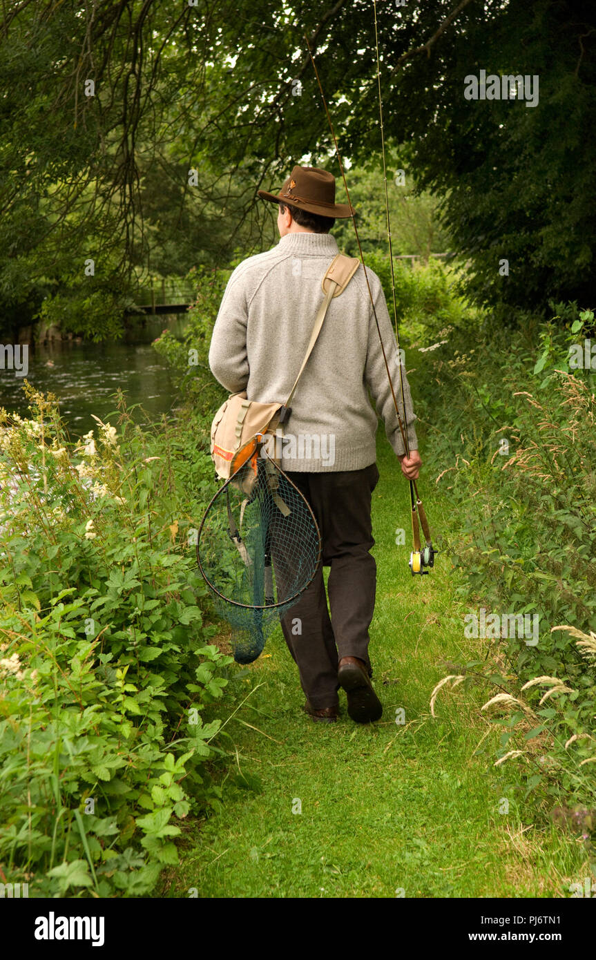 Un uomo di Pesca a Mosca Report di Pesca sul Fiume Test a Mottisford, Hampshire, Regno Unito. Vedere anche è Halford capanno. Foto Stock