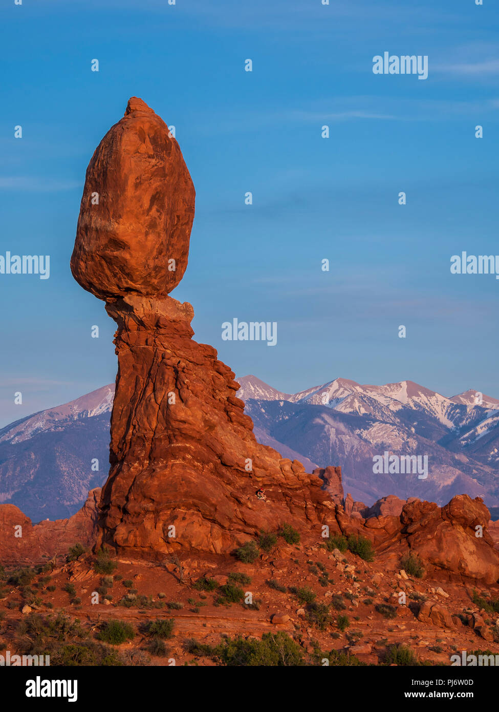 Roccia equilibrata da picnic sul sito di Willow Springs Road, Arches National Park, Moab, Utah. Foto Stock