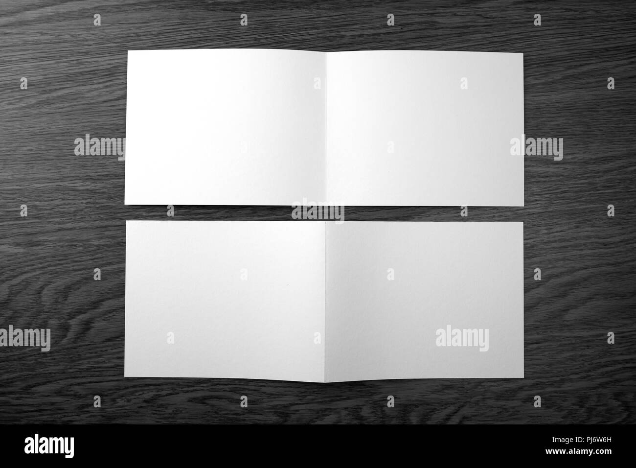 Mockup del libretto bianco su sfondo di legno Foto Stock