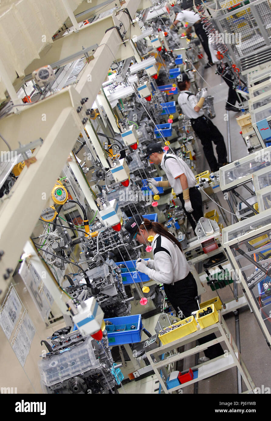 Lavoratori assemblare i motori della Toyota Motor Corp è al top della gamma veicoli Lexus Toyota Tahara stabilimento di Toyohashi City, Giappone giovedì 28 Giu Foto Stock