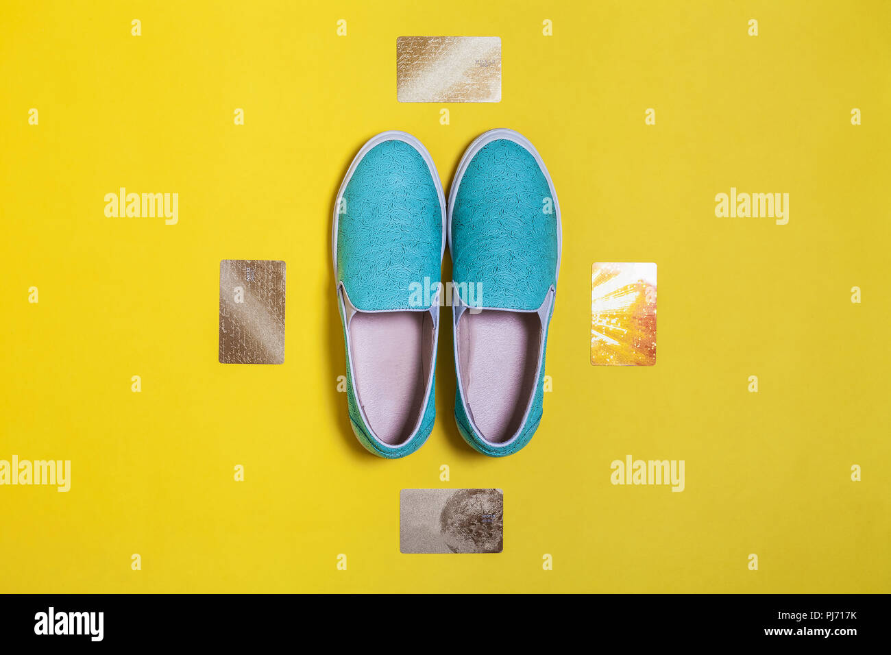 Le donne lo slittamento blu sulle scarpe circondato dalle schede Foto Stock