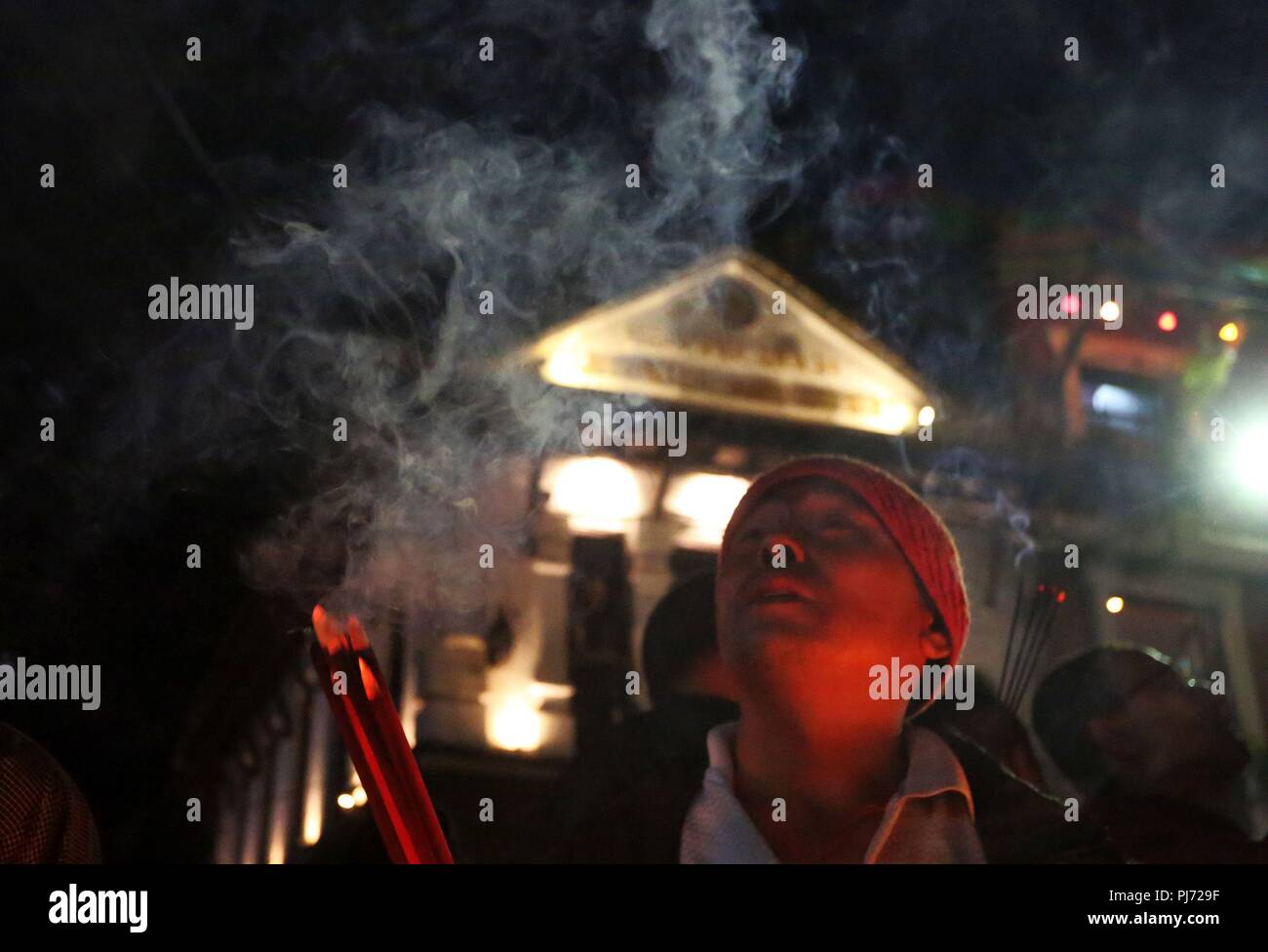 Lalitpur, Nepal. 04 Sep, 2018. Un devoto offre preghiere durante Bhimsen Jatra o Bhimsen Festival a Patan Durbar Square. Soprattutto persone provenienti da comunità Newar culto Bhimsen divinità per il benessere del business, prosperità e buona fortuna. Credito: Archana Shrestha che Pacifico/press/Alamy Live News Foto Stock