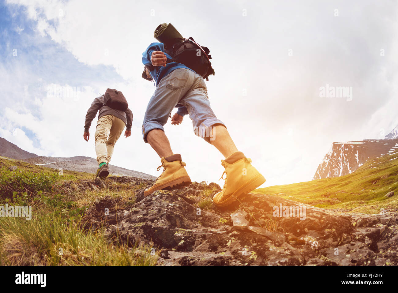 Concetto di trekking due turisti passeggiate sulle montagne Foto Stock