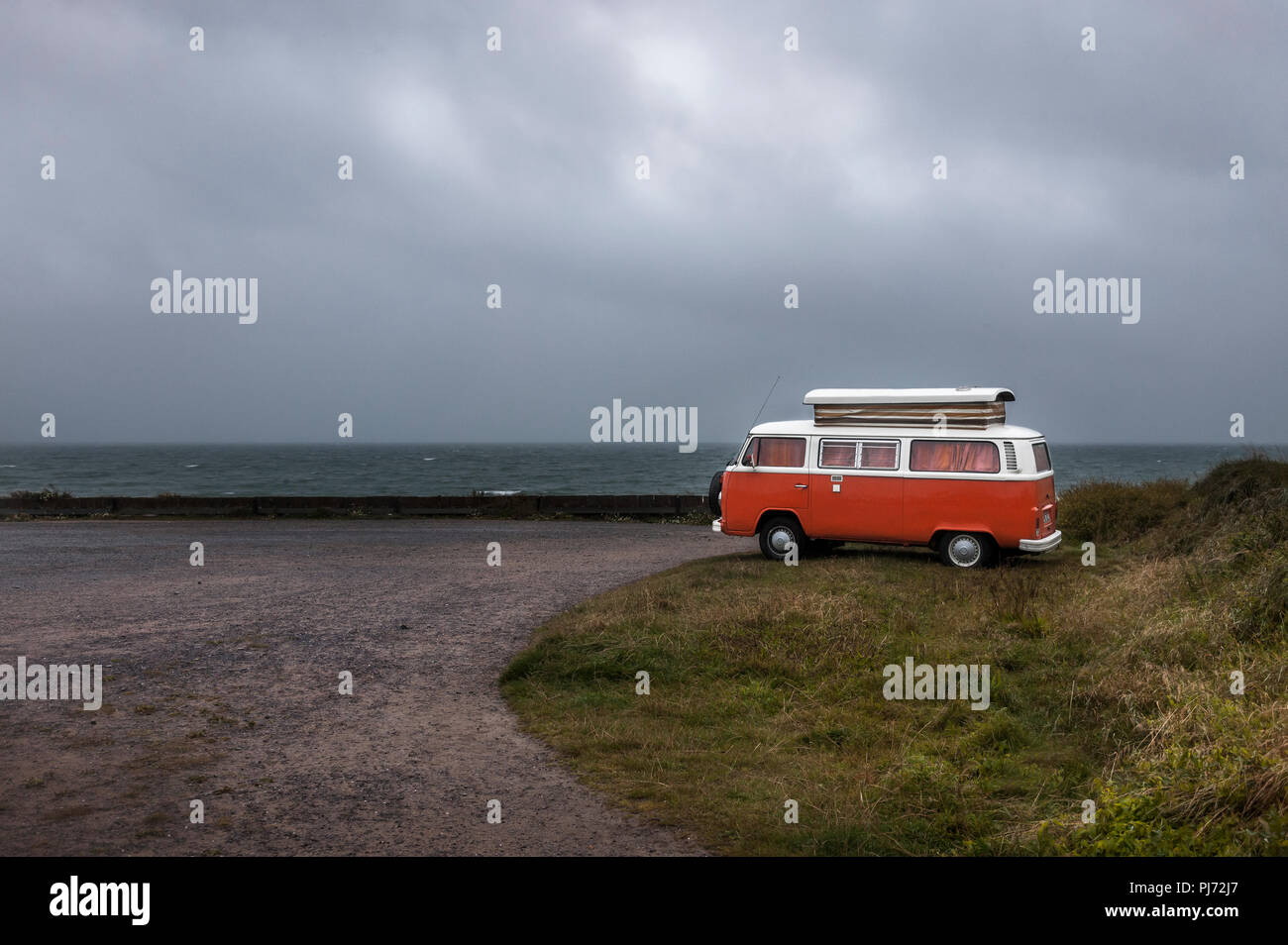 Garrettstown,Cork,l'Irlanda 6 aprile 2017, un classico Volkswagen camper parcheggiato per tutta la notte a Garrettstown Co.Cork, Irlanda. Foto Stock