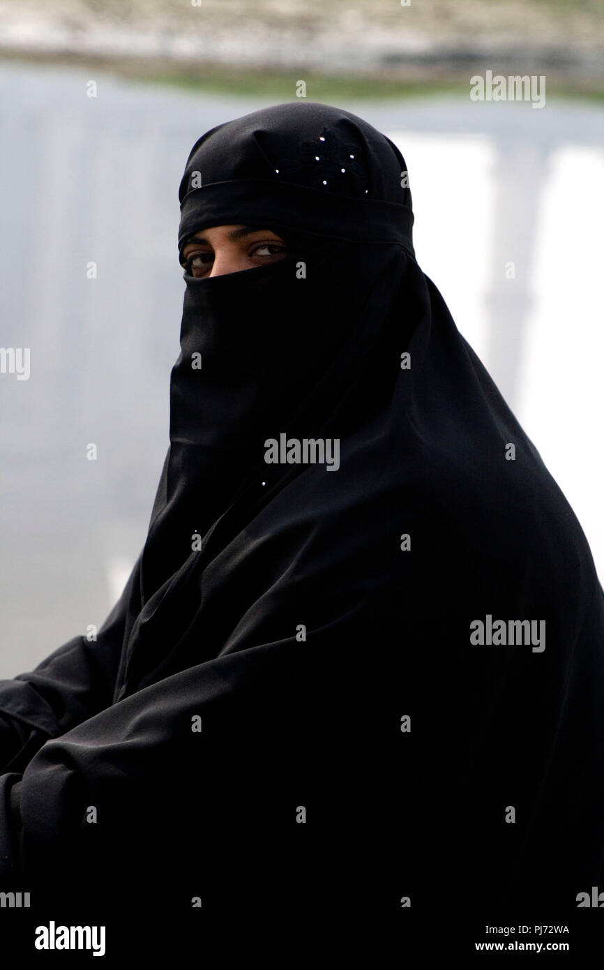 Ritratto di una donna musulmana che indossa un nero burqa ad Agra fino in India Asia, Foto Stock