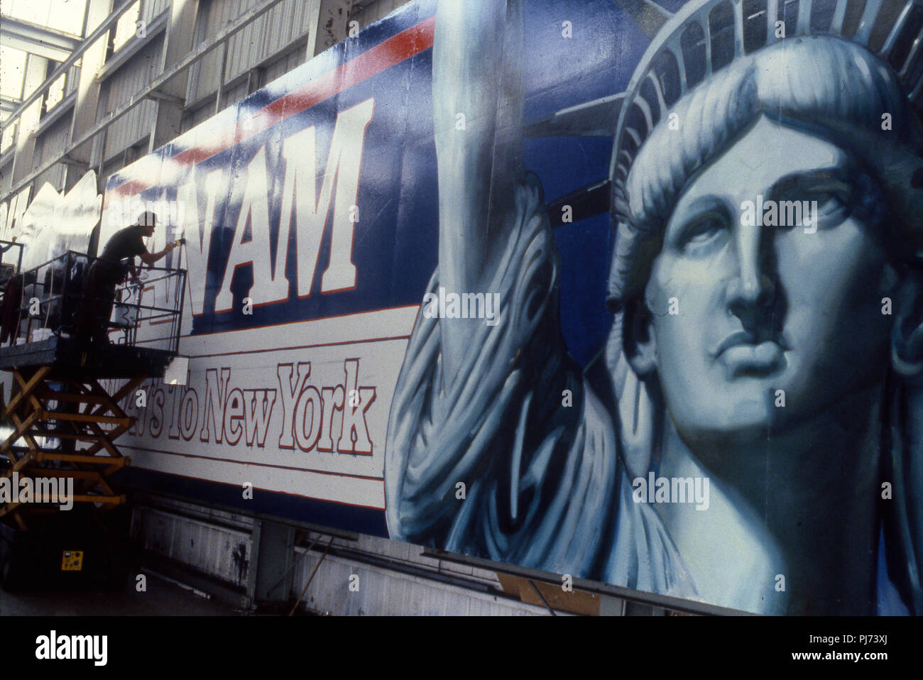 Affissioni pittore lavorando su annunci per Pan Am di compagnie aeree in cartellone di studio in Los Angeles, CA Foto Stock