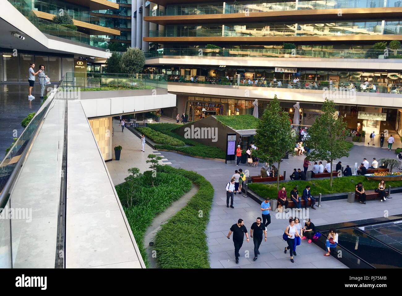 Vista interna del centro Zorlu shopping mall.Zorlu Center è un uso più complesso nel distretto di Besiktas nella parte europea di Istanbul, Turchia. Foto Stock