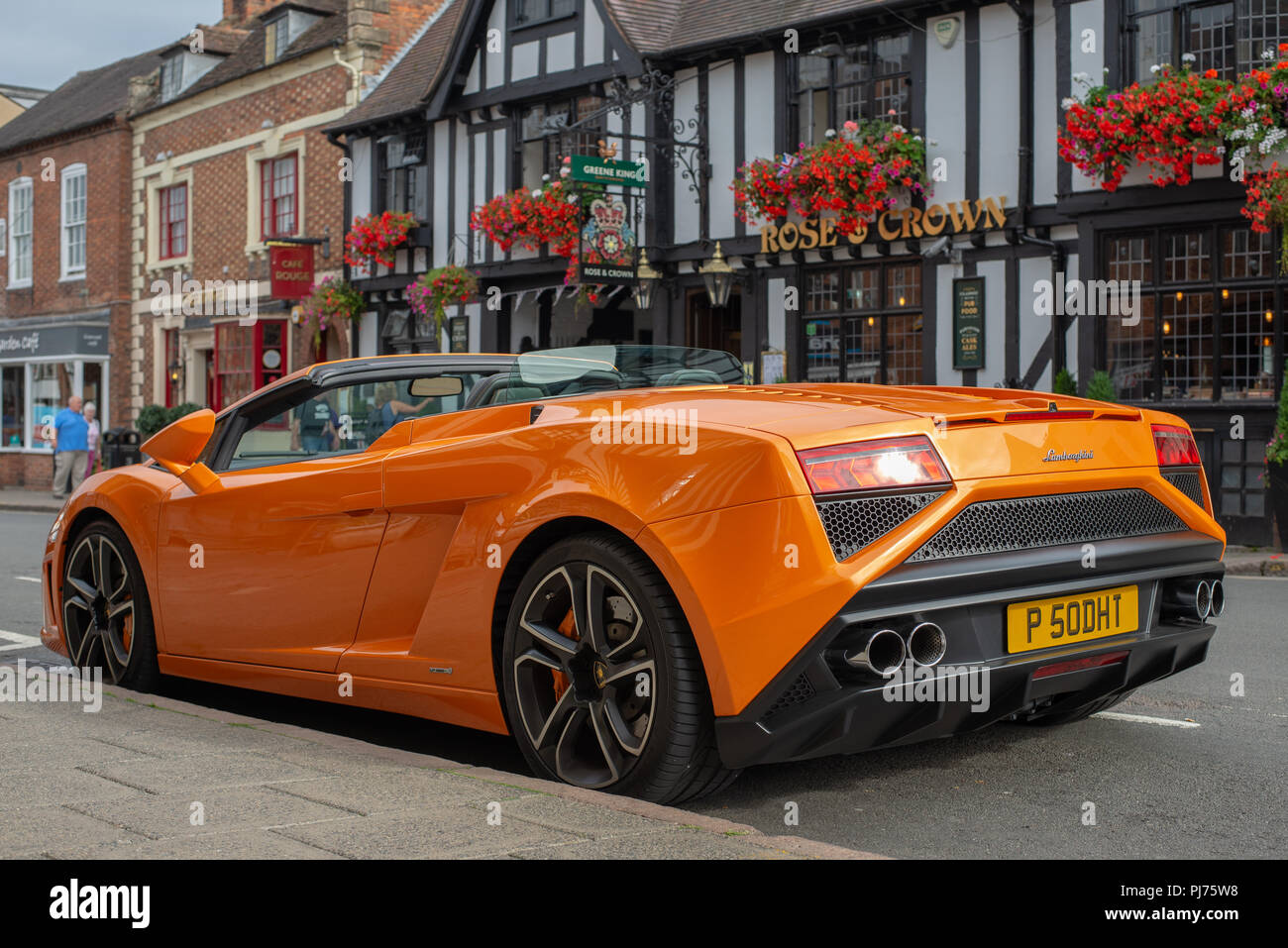 Un arancione Lamborghini Aventador Roadster parcheggiato di fronte al Rose and Crown pub in Sheep Street, Stratford Upon Avon, Warwickshire, Inghilterra Foto Stock