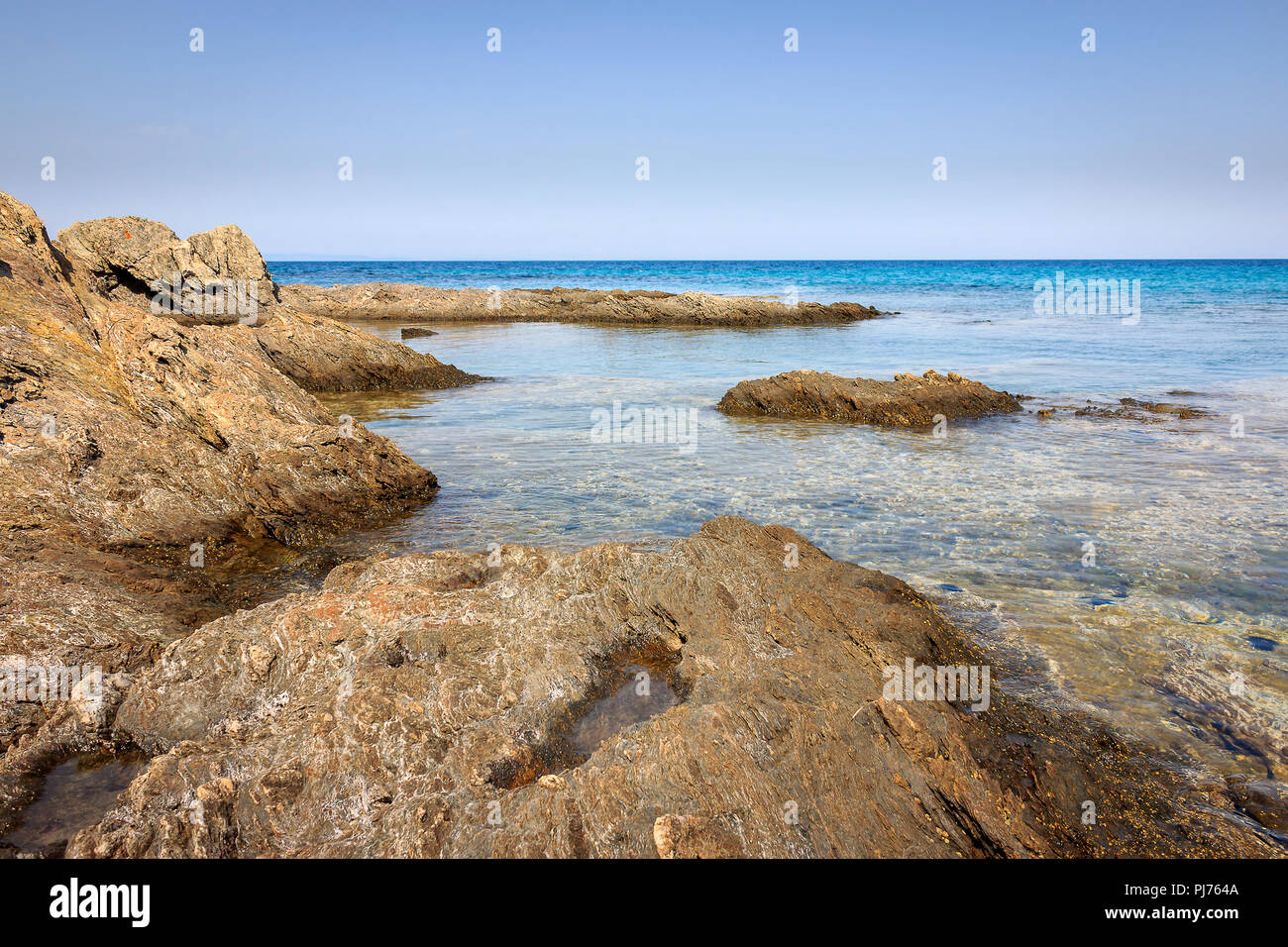 Calma traslucido mare turchese, bellissima scogliera rocciosa sottomarina e creature del mare Foto Stock