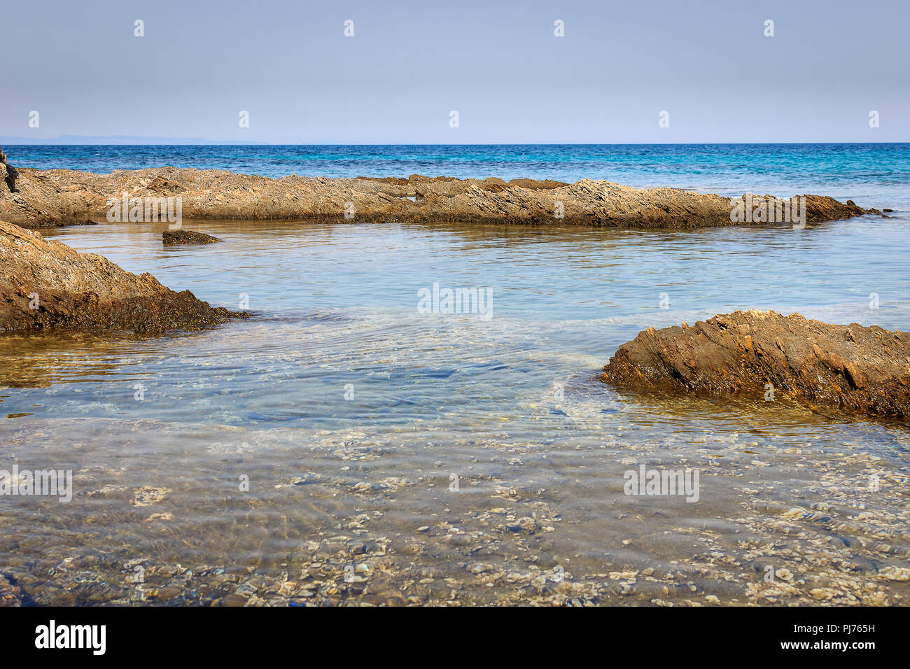 Calma traslucido mare turchese, bellissima scogliera rocciosa sottomarina e creature del mare Foto Stock