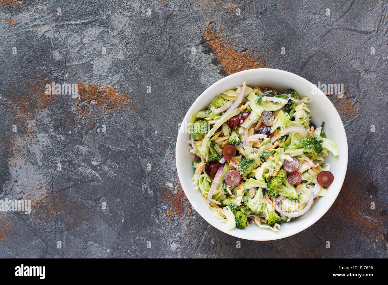 Una sana insalata con broccoli, uva, cavolo rosso, cipolla, carote, vista dall'alto, copiare lo spazio per testo, il fuoco selettivo Foto Stock