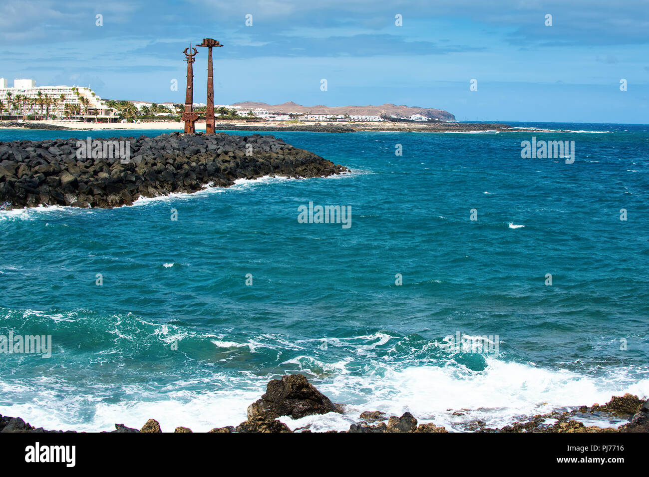 Vista della Playa de Las Cucharas beach in Costa Teguise, Lanzarote, Spagna, il fuoco selettivo Foto Stock