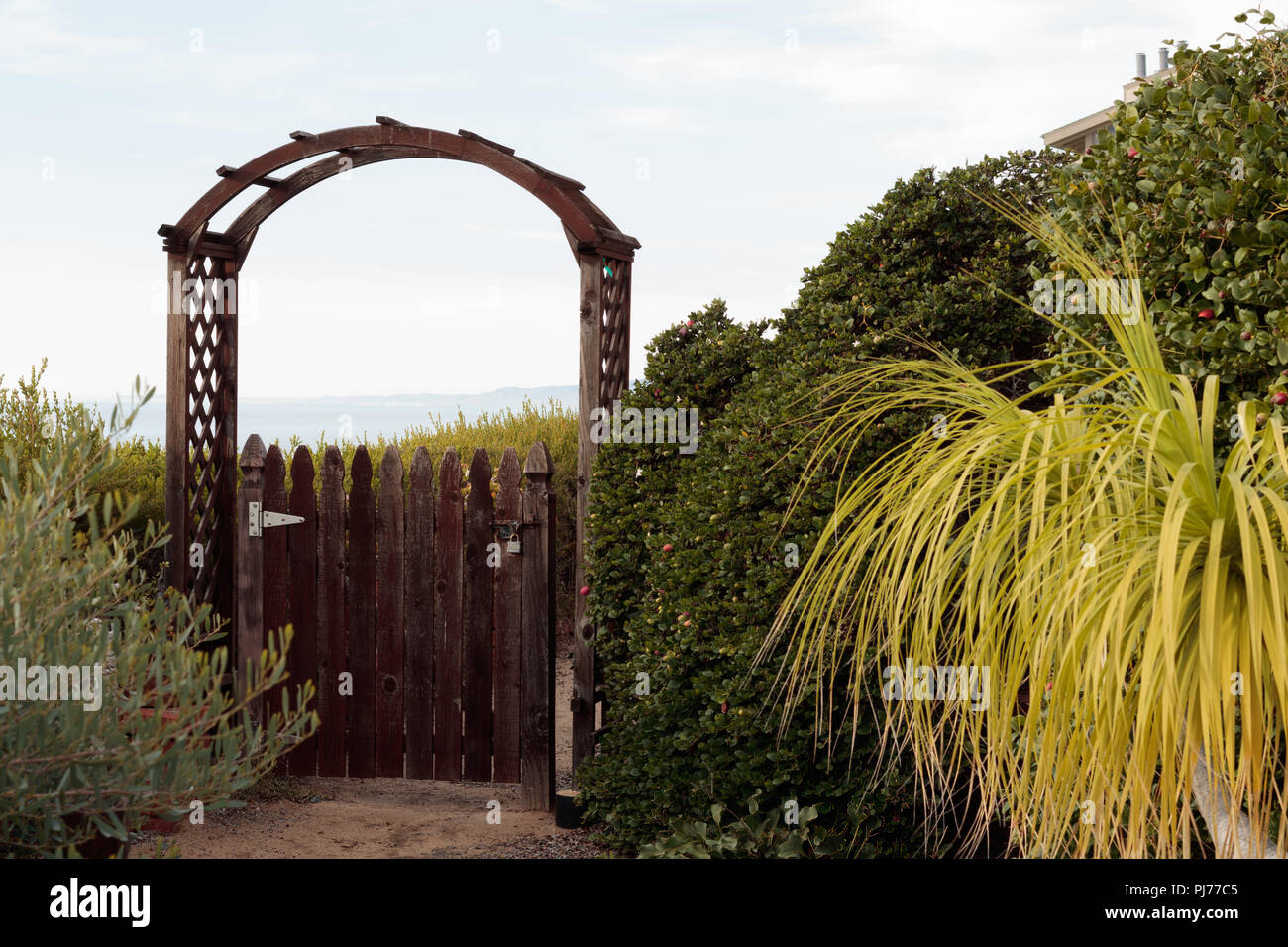 Cancello del giardino che si apre verso l'esterno immagini e fotografie  stock ad alta risoluzione - Alamy