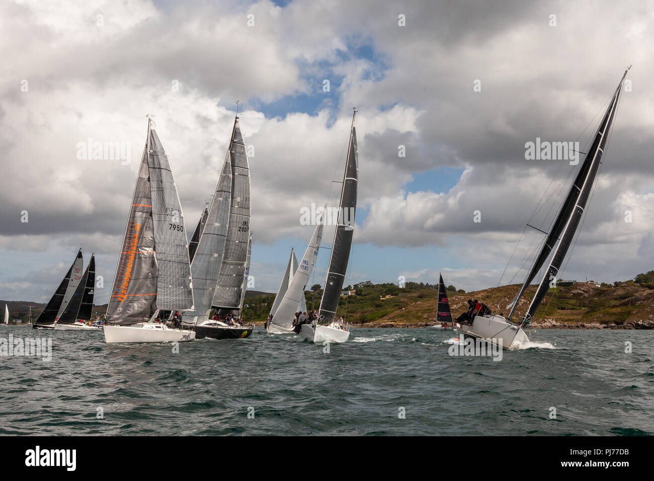 Yacht a vela jockey per la posizione di inizio di una gara durante i vitelli settimana 2018, Schull Harbour, Schull, West Cork, Irlanda con copia spazio. Foto Stock