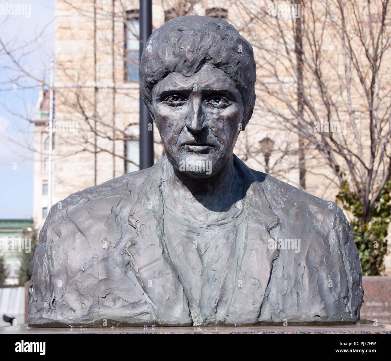 Jason Miller busto a Scranton, PA, onora l'attore/drammaturgo; alcune delle sue ceneri sono sigillate all'interno della testa della scultura. Foto Stock