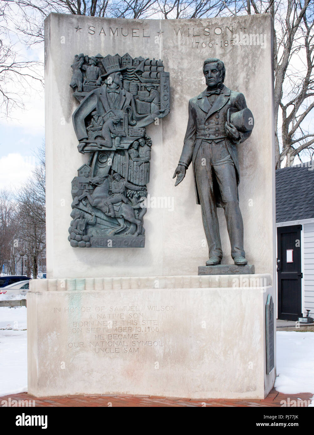 Un'orgogliosa statua dello zio Sam segna il suo luogo di nascita ad Arlington, Massachusetts, celebrando le radici locali dell'iconico simbolo americano. Foto Stock