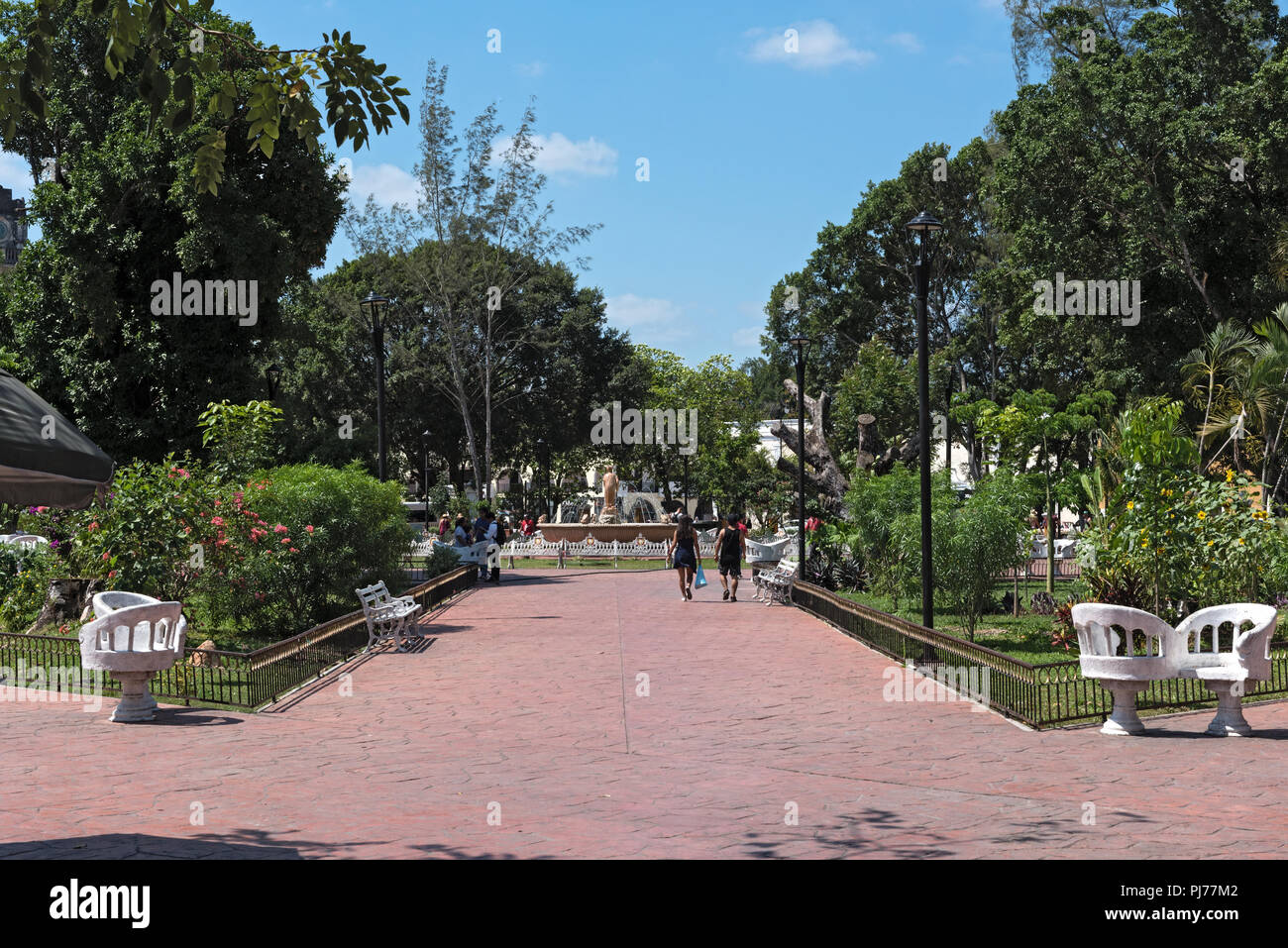 La gente a piedi nel parco di fronte alla cattedrale di san servacio, Valladolid, Messico. Foto Stock