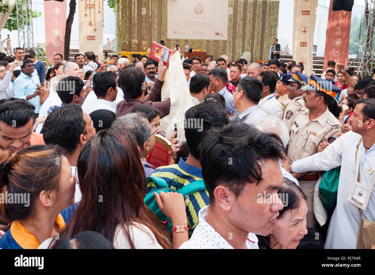 MUMBAI, India - 10 dicembre 2017: folle spintoni per vedere e fotografare il Dalai Lama mentre poliziotti a guardare, come Sua Santità il XIV Dalai Lama (B Foto Stock