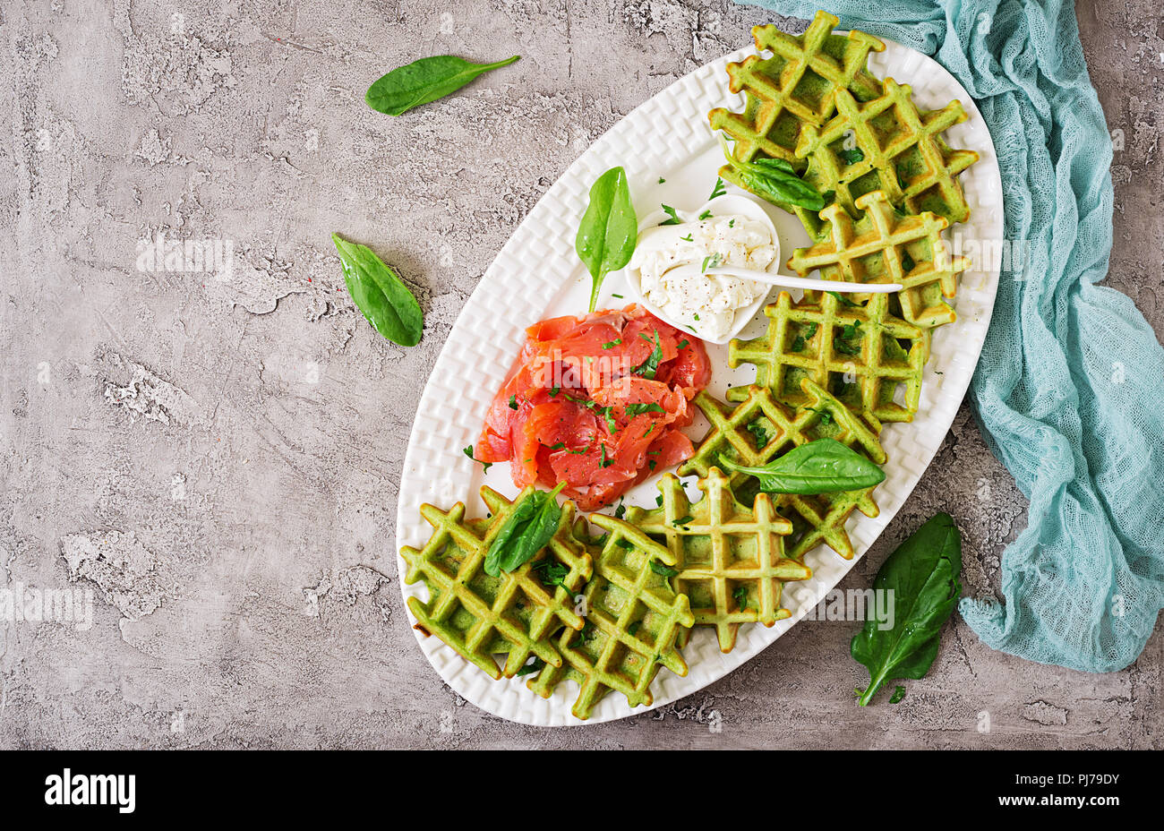 Cialde salate con spinaci e crema di formaggio, il salmone nella piastra bianca. Il cibo gustoso. Vista dall'alto. Lay piatto Foto Stock