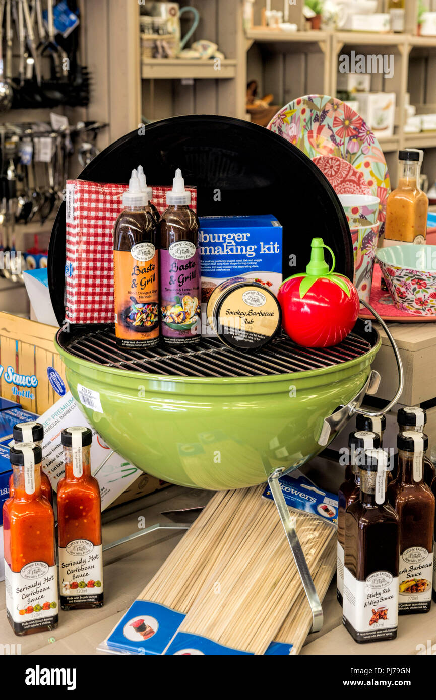 Bar B Q con assortimento di bar b q salse e burger rendendo kit sul display al Garden Centre Regno Unito Foto Stock