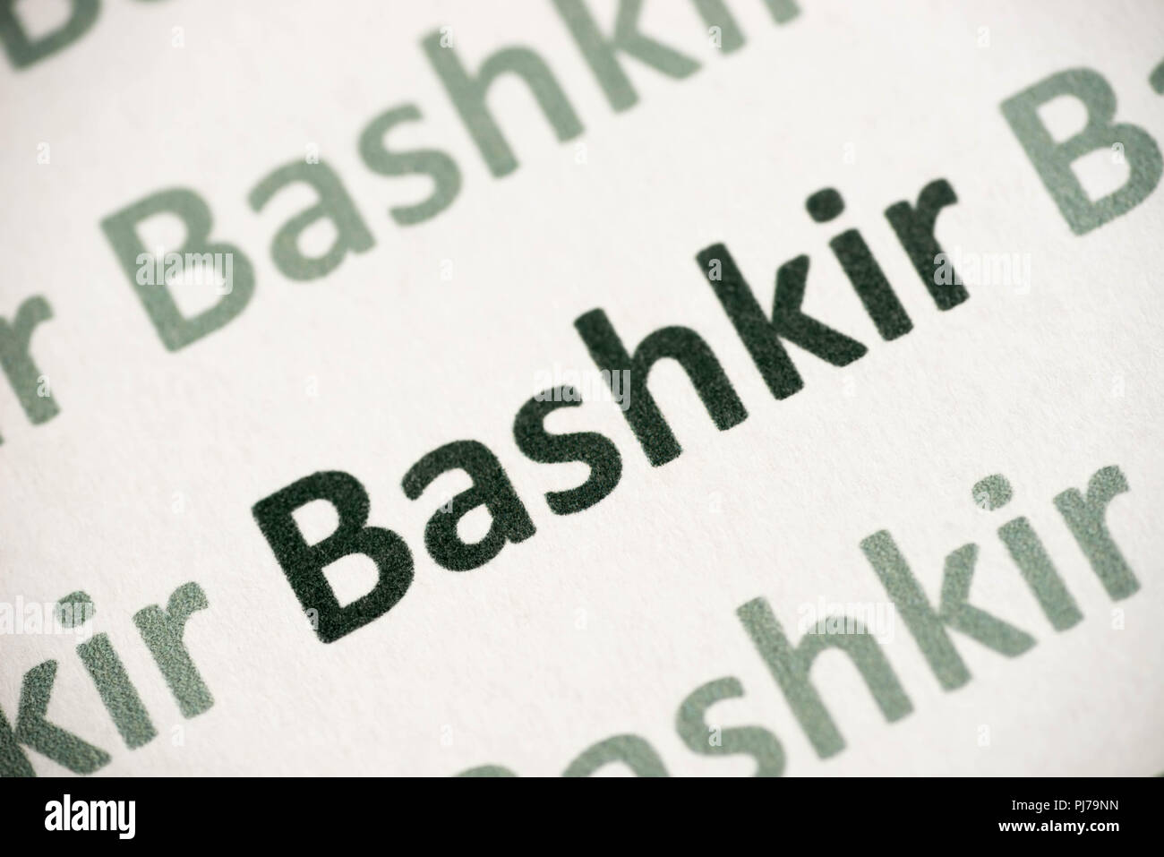 Parola lingua Bashkir stampato su carta bianca macro Foto Stock