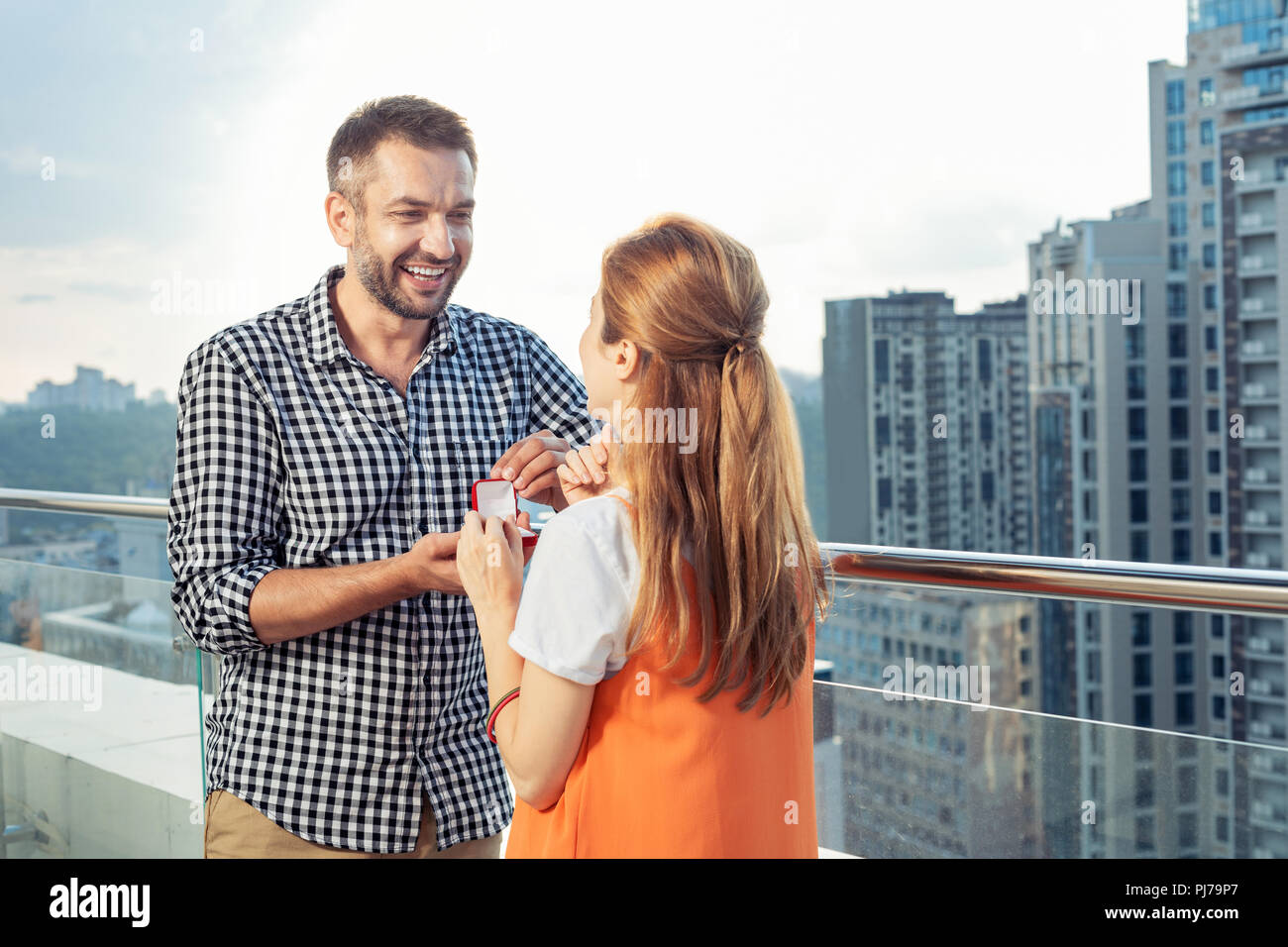 Piacevole uomo felice offre la sua ragazza a sposare lui Foto Stock