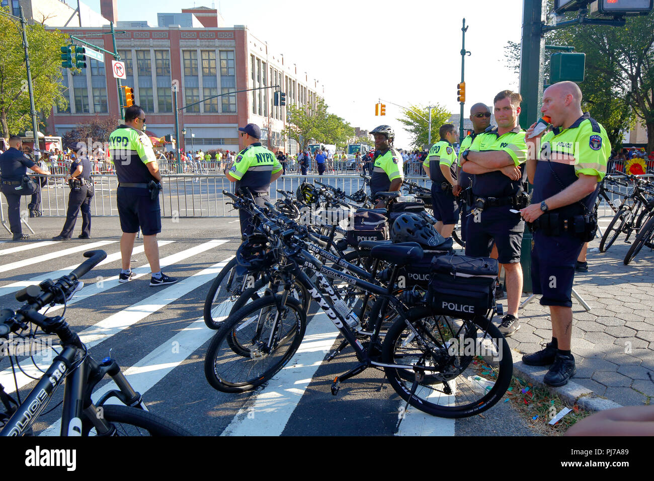 NYPD risposta strategica del Gruppo squadra bicicletta poliziotti antisommossa a una sfilata Foto Stock