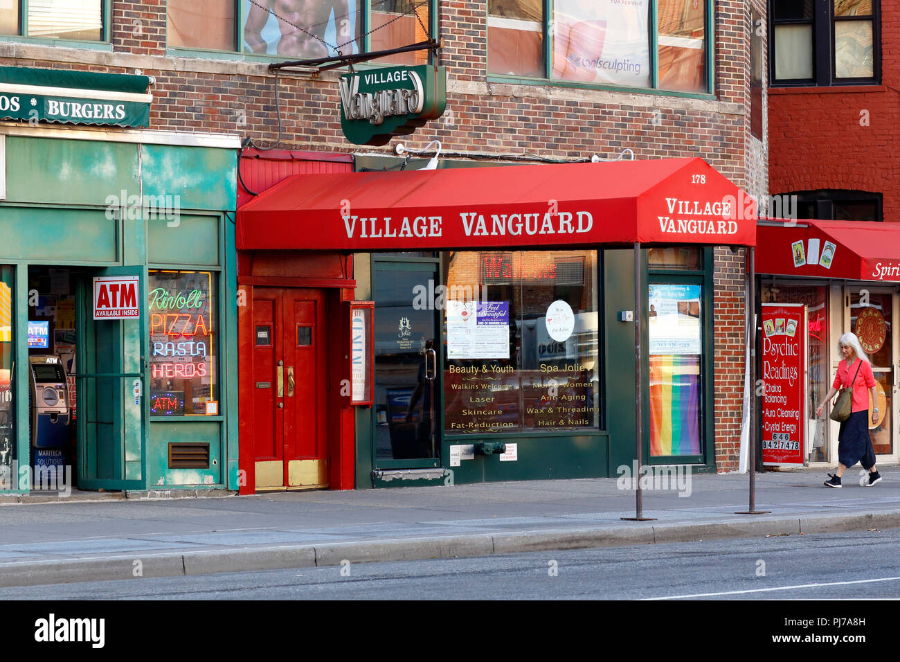 Village Vanguard, 178 Seventh Ave S, New York, NY. esterno alla vetrina di un jazz club nel Greenwich Village quartiere di Manhattan. Foto Stock