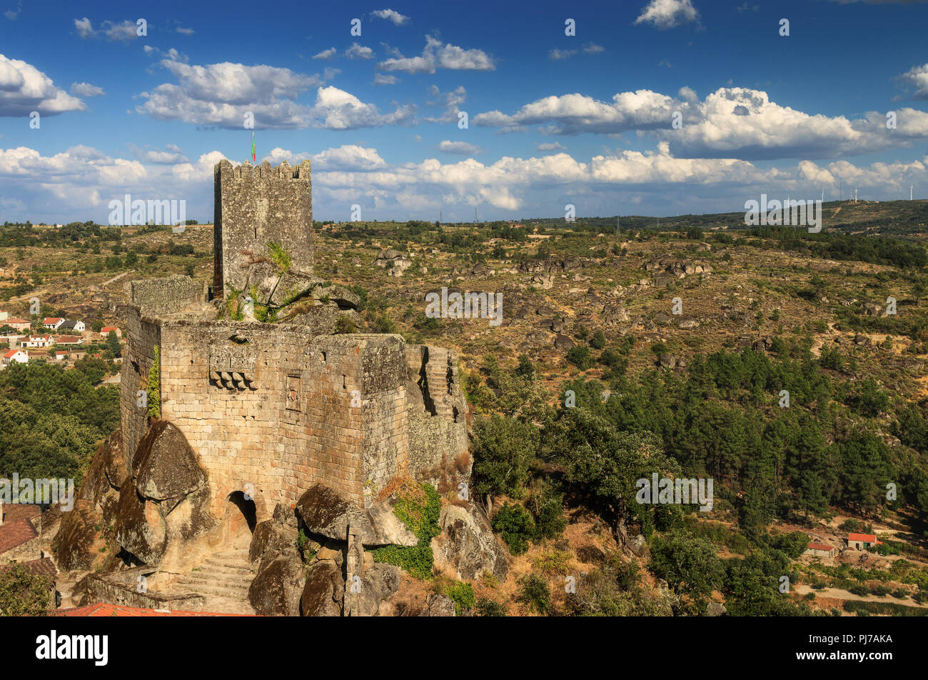 Il castello di Sortelha in Portogallo con le nuvole in background. Foto Stock