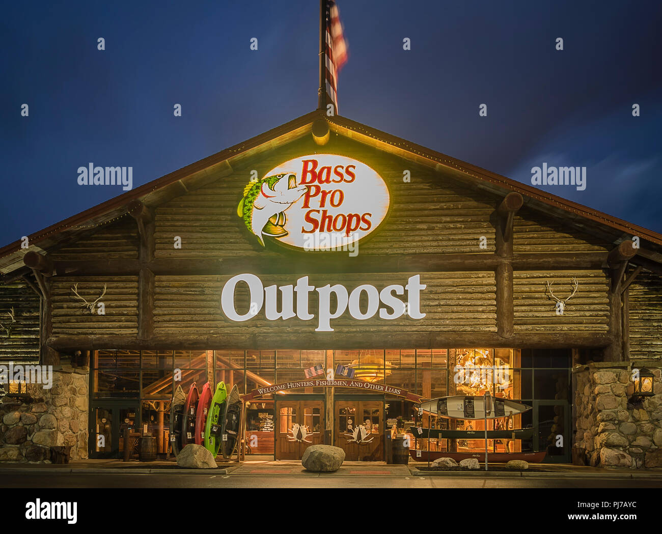 Utica, New York, Stati Uniti d'America - 3 Settembre 2018: Bass Pro Shops segno esteriore e il logo durante la notte. Bass Pro Shops è un rivenditore di caccia e pesca, campin Foto Stock