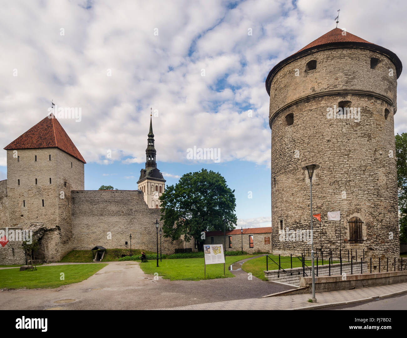 La bella torre medievale di Kiek in de Kök e il campanile della chiesa di San Nicola nel centro storico di Tallinn, Estonia Foto Stock