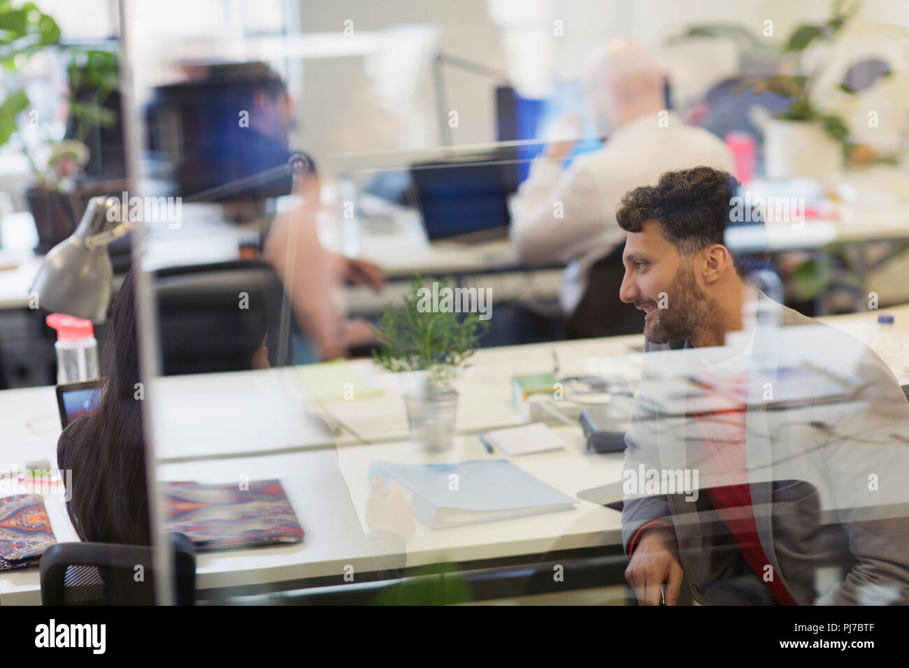 La gente di affari di parlare in ufficio Foto Stock