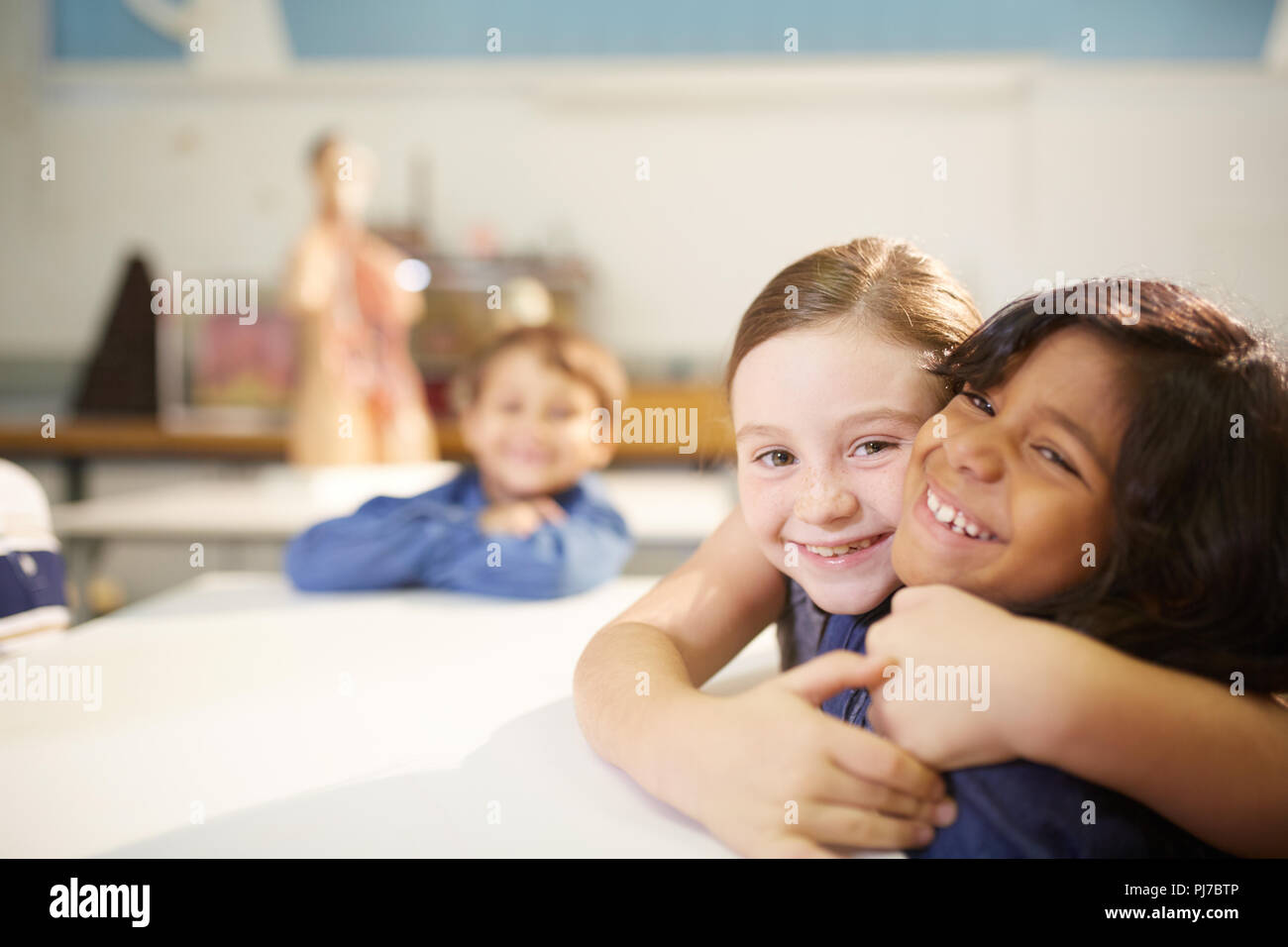 Ritratto affettuoso, carino studentesse avvolgente Foto Stock