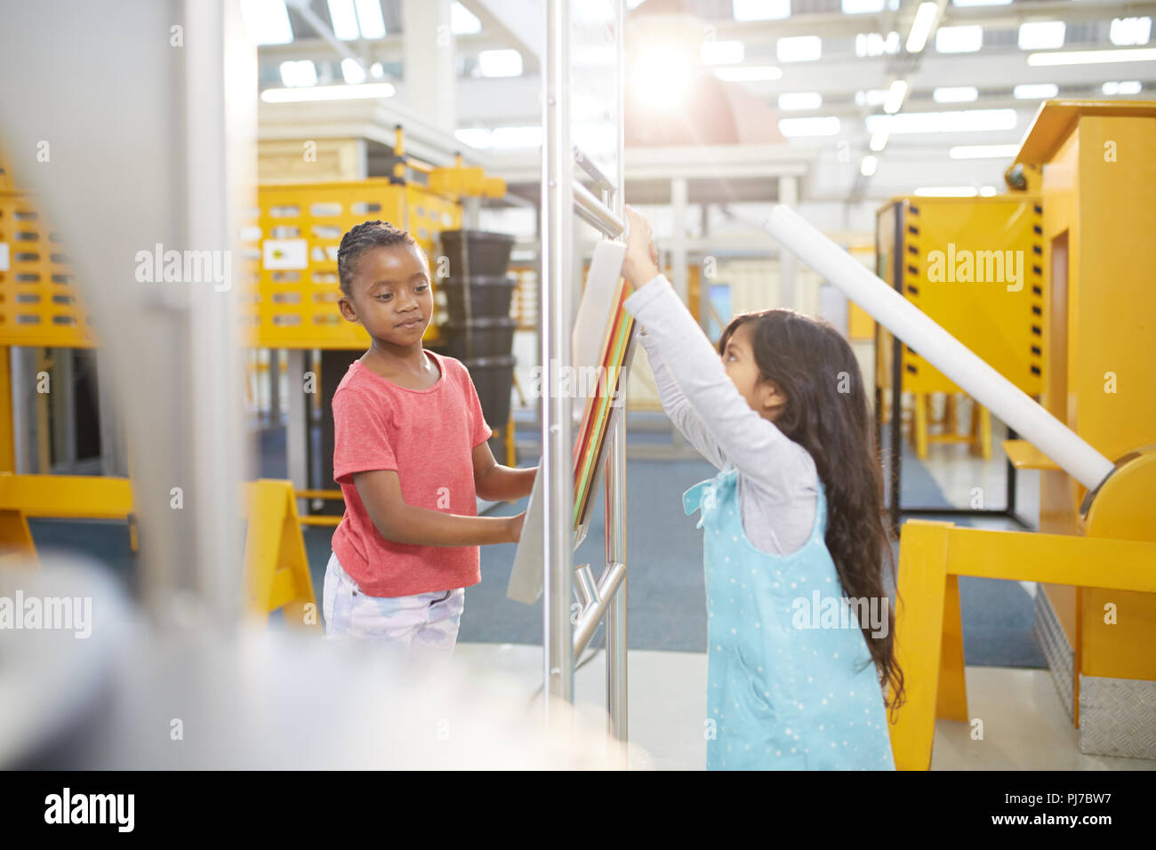 Curiose le ragazze a giocare a mostra interattiva in science center Foto Stock