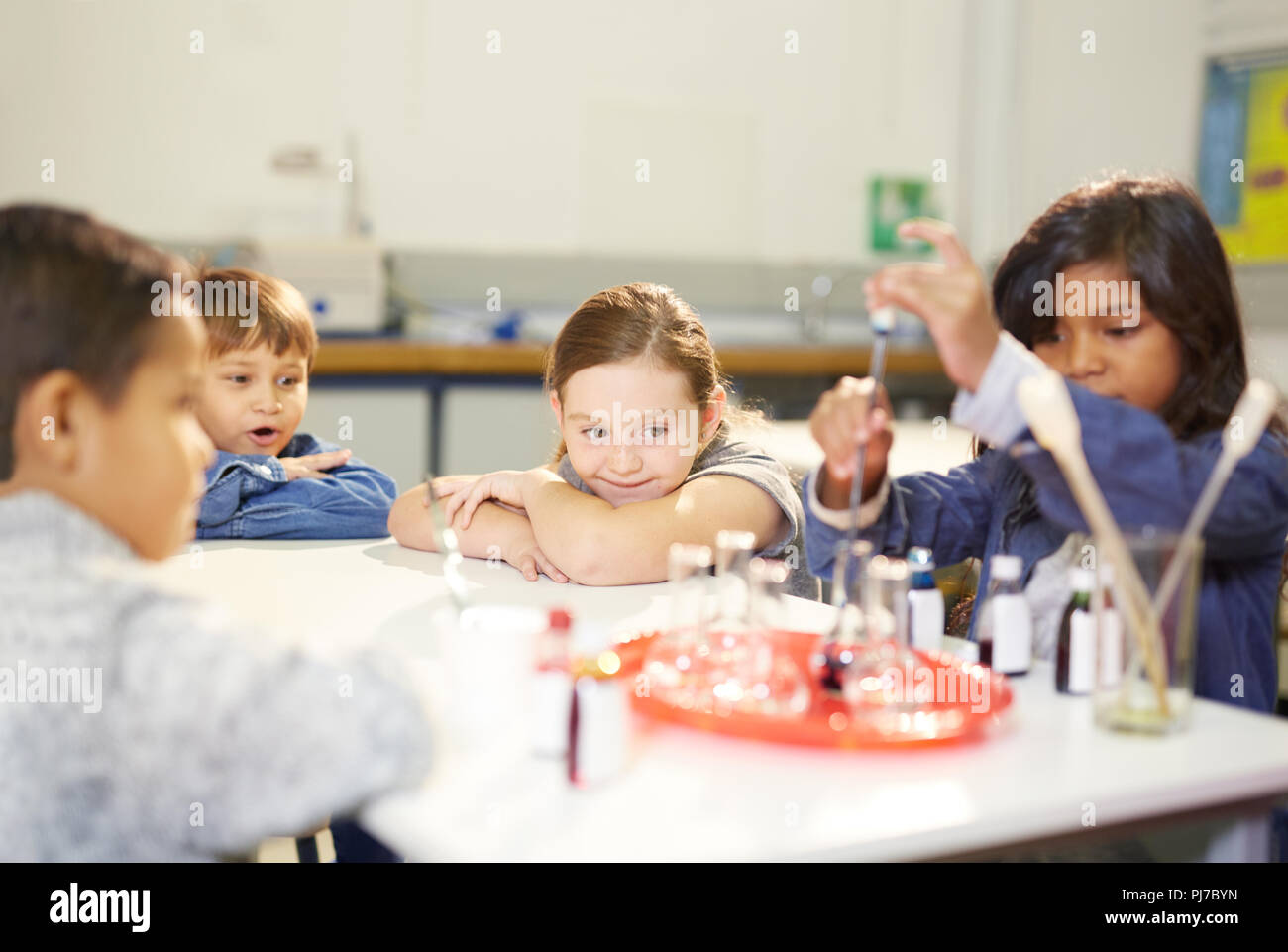 Bambini curiosi di conduzione esperimento scientifico Foto Stock