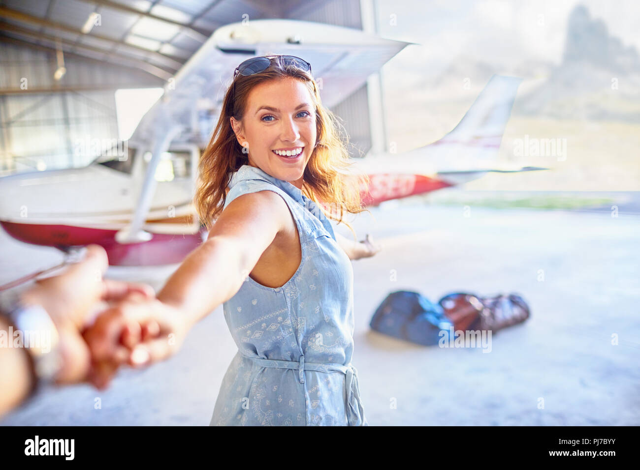 Personale prospettiva desiderosi donna uomo principale dalla mano verso il piccolo aeroplano Foto Stock