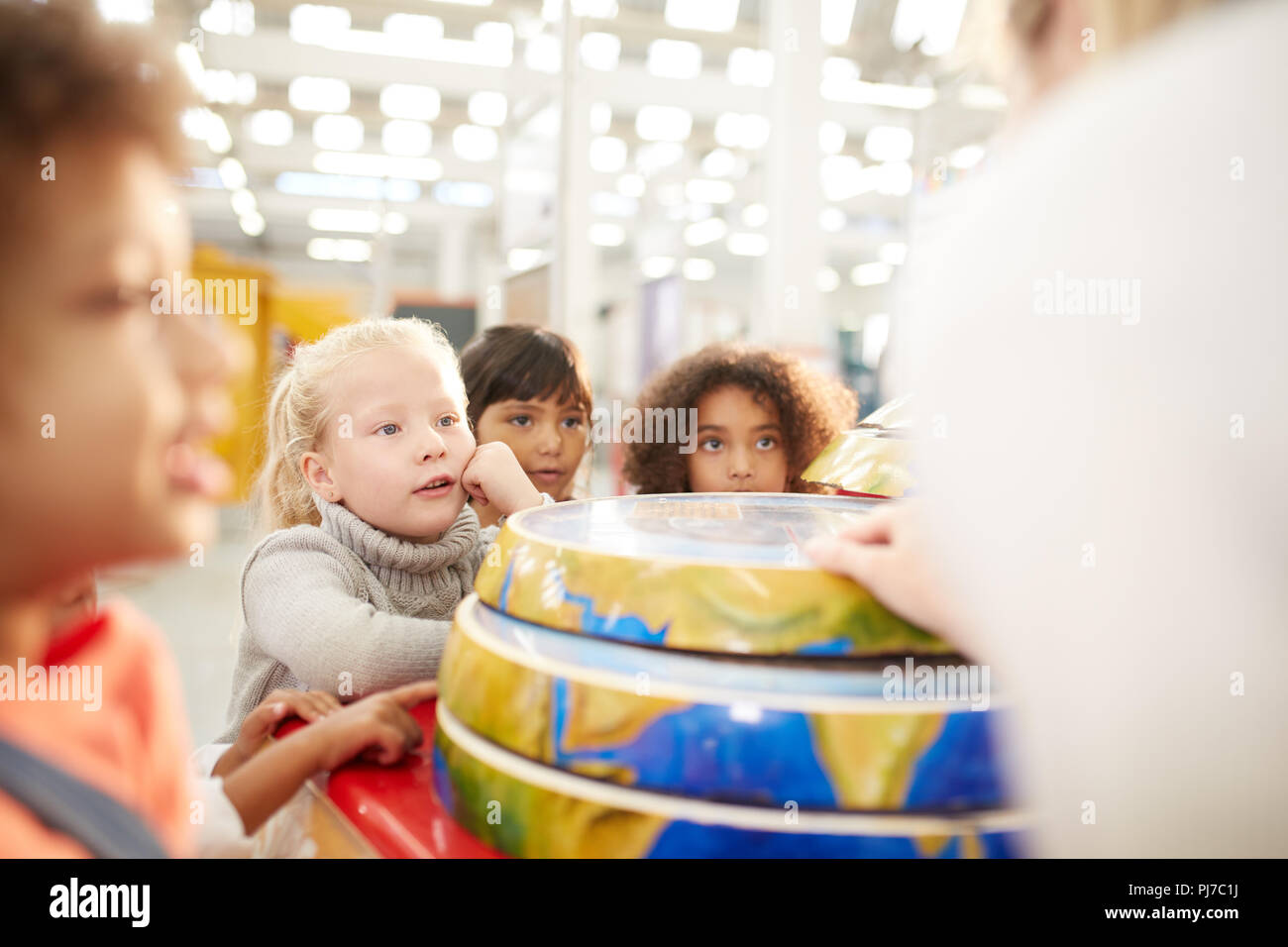 Bambini curiosi a terra interattiva presentano in science center Foto Stock