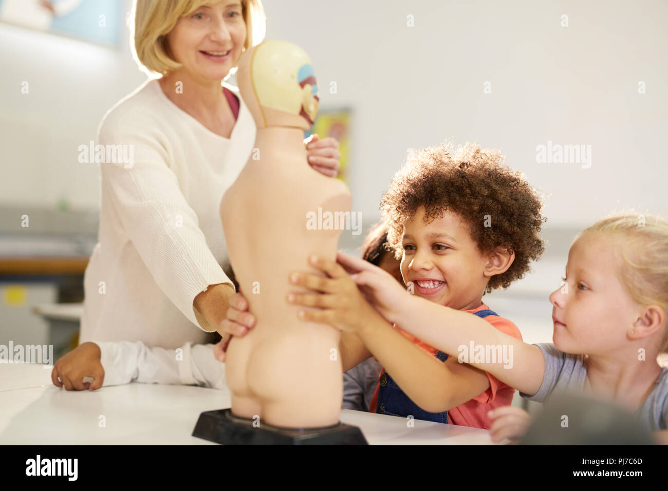 Insegnanti e studenti curiosi giocando con il modello anatomico Foto Stock